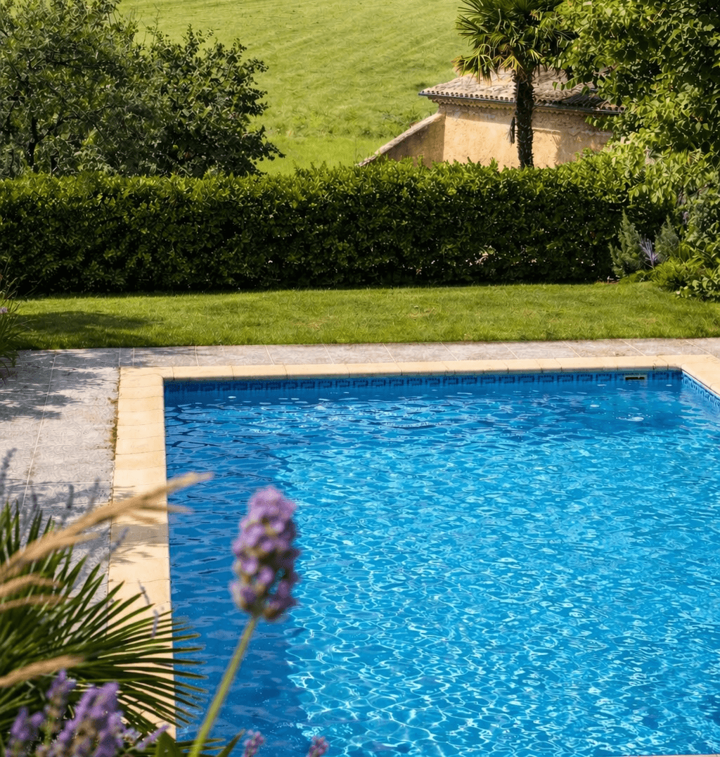 Piscine et espaces extérieurs, location de gîte de charme en Sud Ardèche
