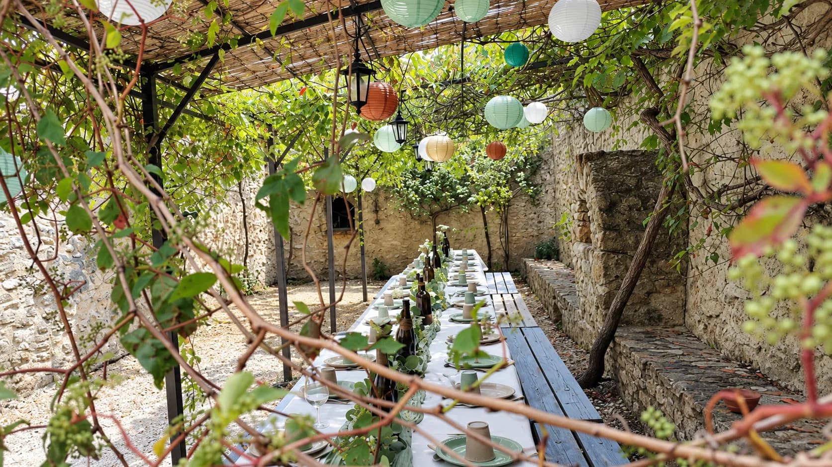 Grande table dressée sous la treille et les lanternes au Mas d'Eylieux
