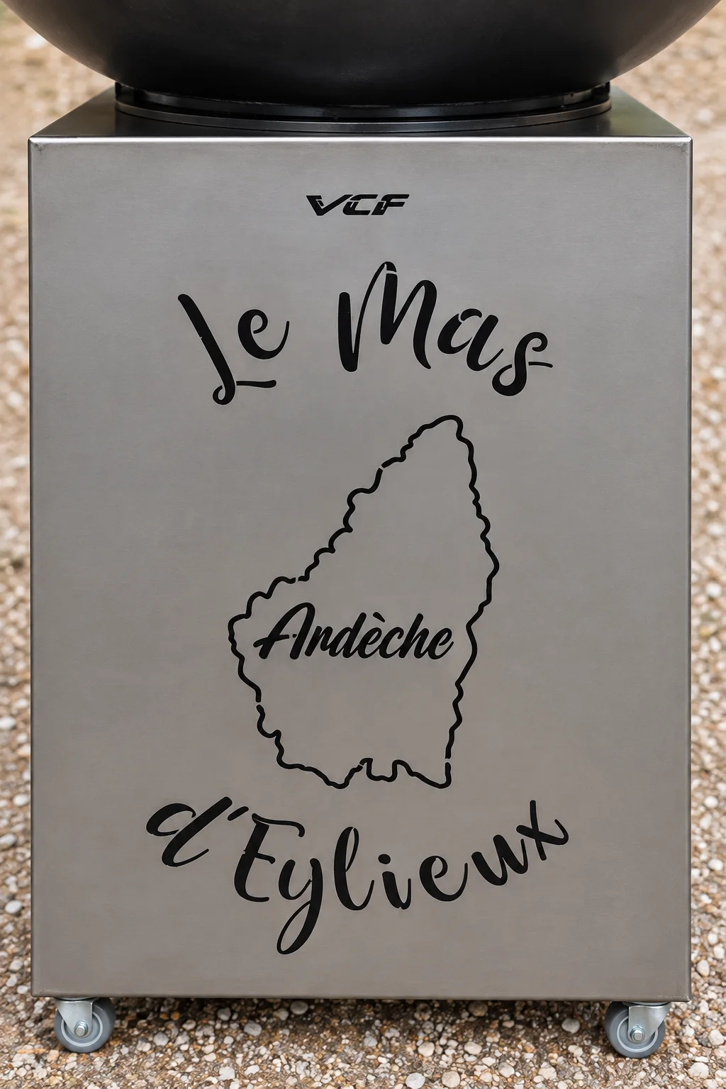 Socle métallique du braséro portant le nom Le Mas d'Eylieux et une carte de l'Ardèche