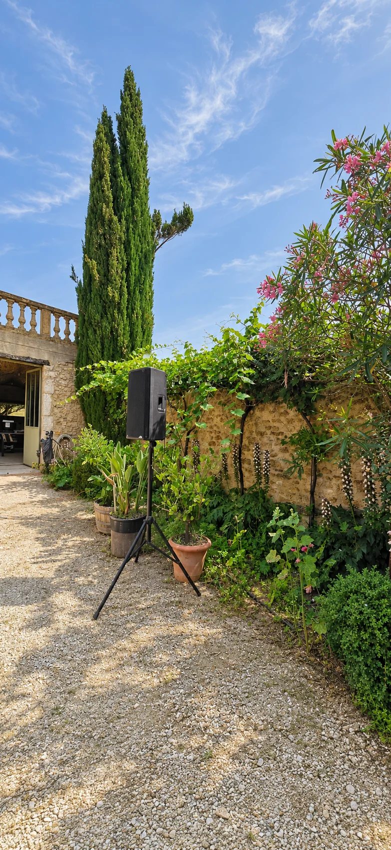 Enceinte de sonorisation sur pied installée dans la cour du Mas d'Eylieux