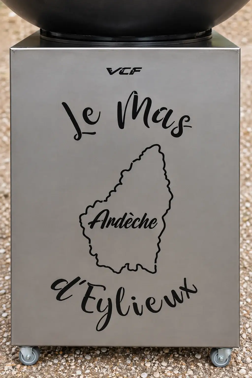 Metallsockel der Kohlenpfanne mit dem Namen „Le Mas d’Eylieux“ und den Konturen der Ardèche