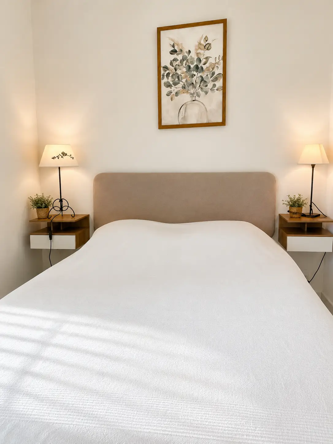 Lit double des Citronniers dans une chambre claire avec lampes de chevet.