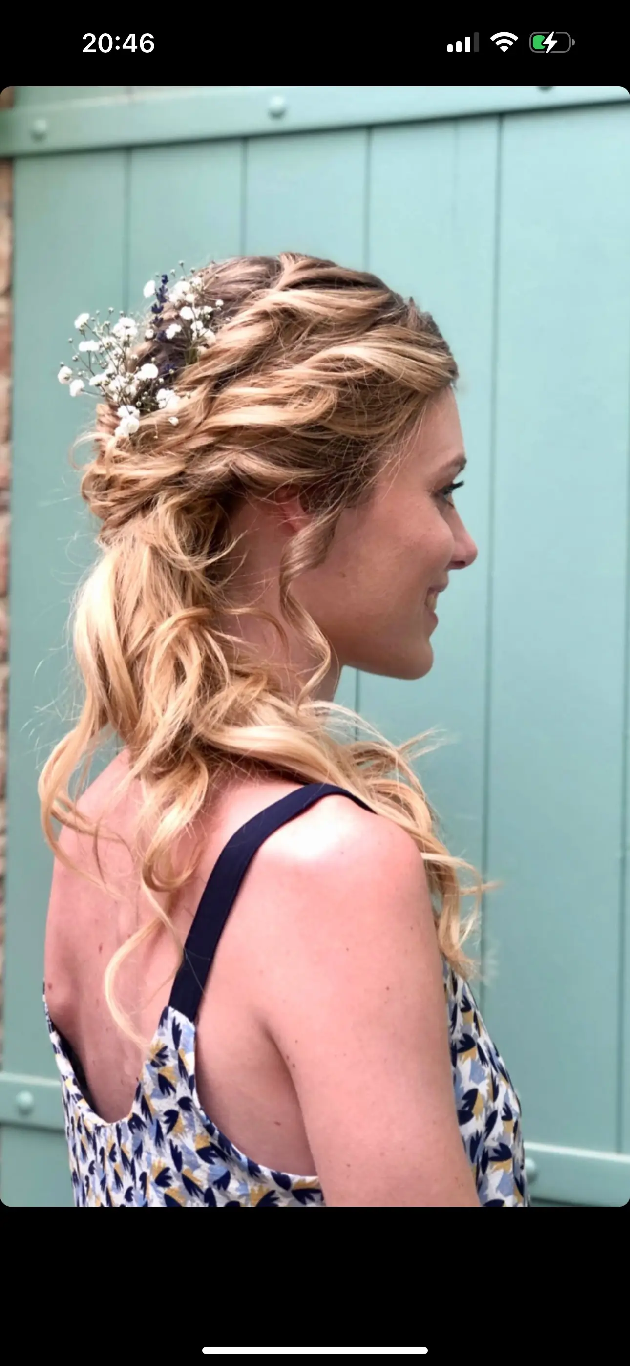 Halbgebundene blonde Frisur mit Locken und Blumen, kreiert von Pure Beauté während der Privatisierungen im September 14 2026 in Le Mas