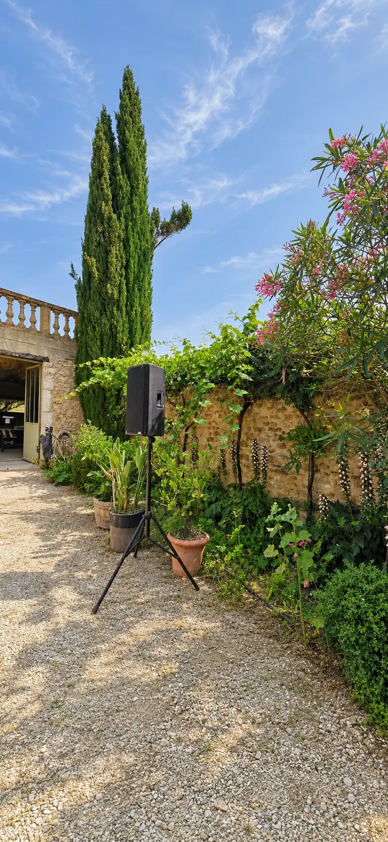 Freistehender Lautsprecher im Innenhof von Mas d’Eylieux installiert