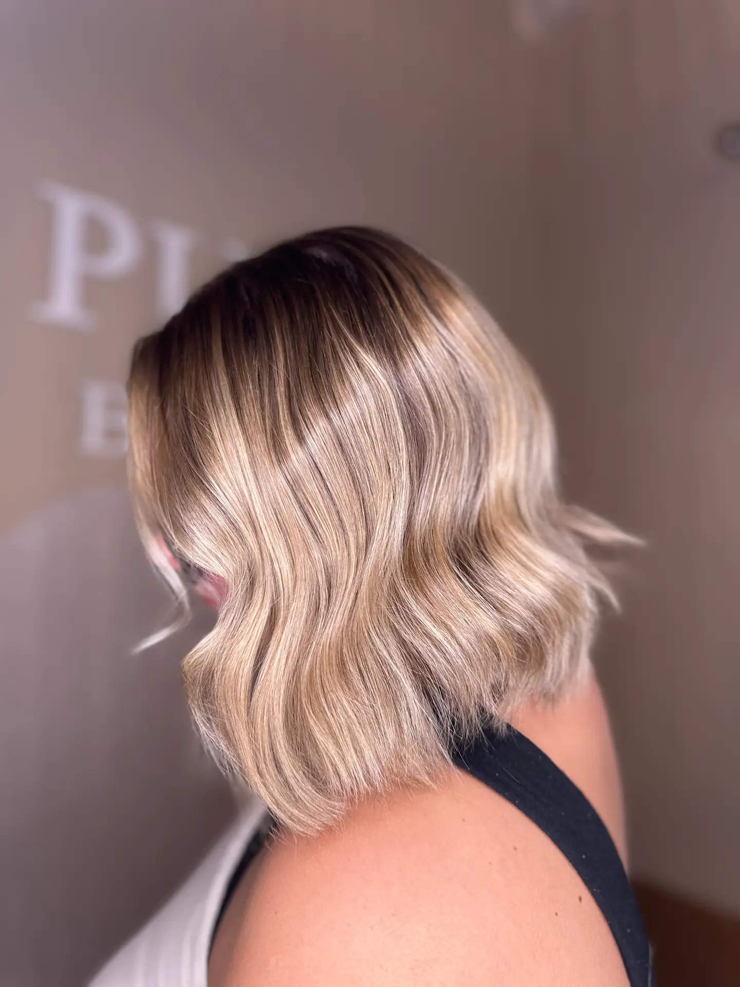Welliger blonder Bob, fotografiert von hinten im Pure Beauté-Salon