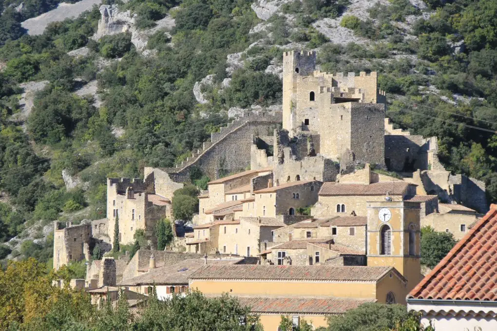 Château de Saint-Montan mit Blick auf die Steinhäuser des mittelalterlichen Dorfes